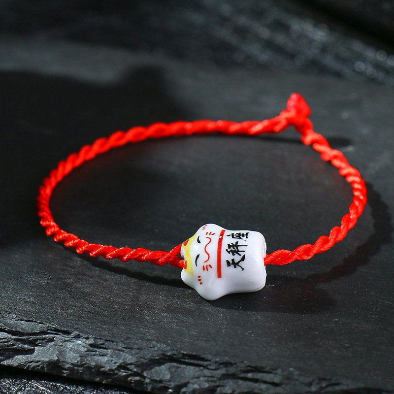 Vòng tay chỉ đỏ mèo Maneki Neko thần tài may mắn