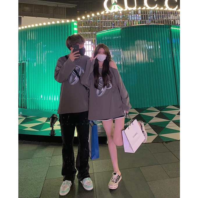 Áo thun tay dài dáng rộng/áo hở vai 2 màu tùy chọn in họa tiết phong cách Hàn Quốc thời trang cho cặp đôi | BigBuy360 - bigbuy360.vn