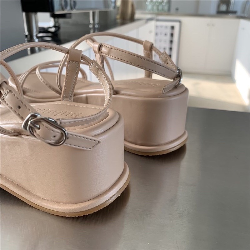 Sandal đế bánh mì quai dây chéo