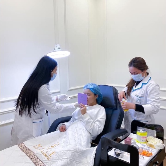 Áo Blouse Trắng L'eau Claire Có Túi Cho Chuyên Viên Spa Thẩm Mỹ Viện Tiện Dụng Đồng Bộ Nâng Cao Hình Ảnh Chuyên Nghiệp