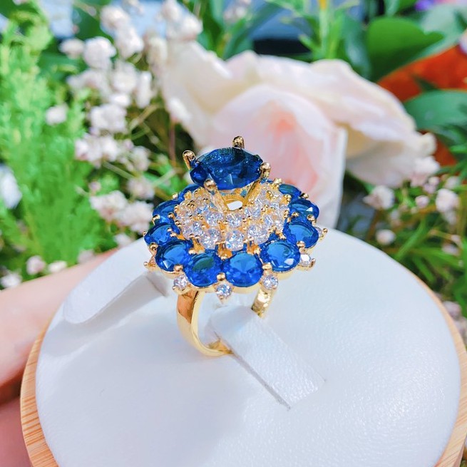 Nhẫn Nữ Hoa Hướng Dương Bản To Màu Vàng Đá Xanh DƯơng Đậm Đeo Sang Tay - Bền Màu Không Dị Ứng