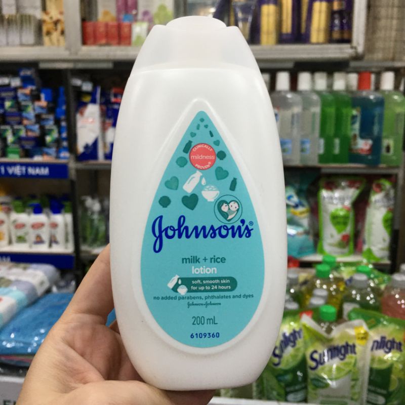 Sữa dưỡng ẩm tinh chất sữa và gạo Johnson Baby Lotion 200ml