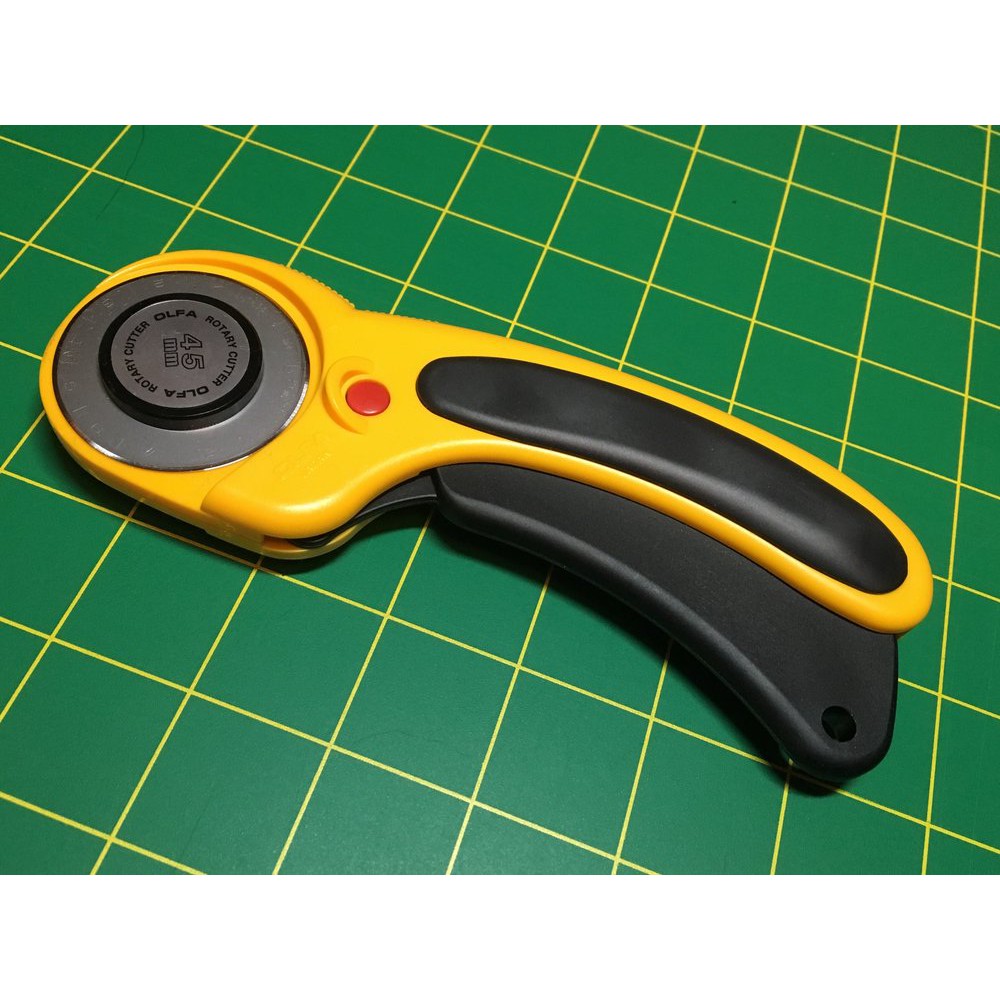 Dao tròn xoay cắt vải an toàn của Nhật - Rotary Cutter OLFA with safety locking (RTY-2DX) 45mm