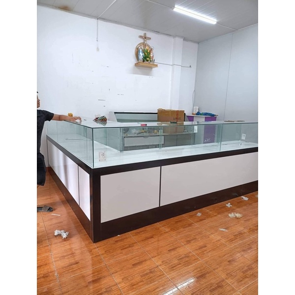 quầy kệ tủ kính kinh doanh điện thoại vàng bạc theo met