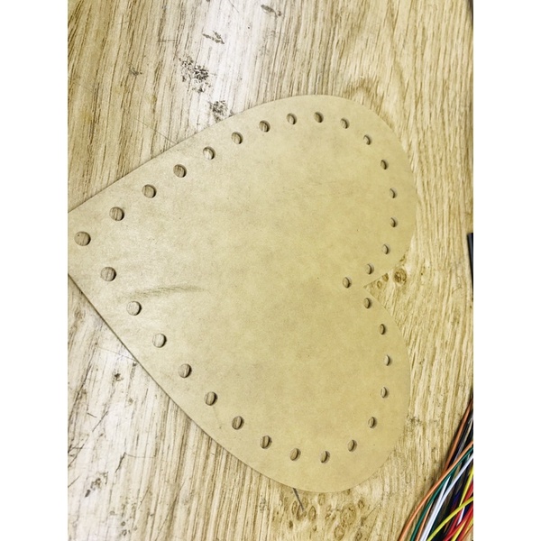 Tấm mica hình trái tim màu trắng sữa