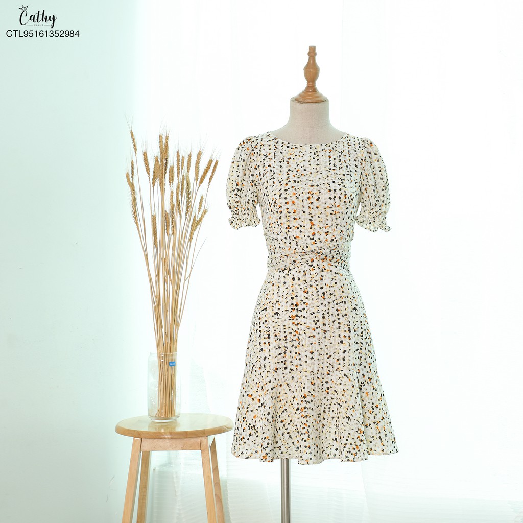 Đầm đuôi cá hoạ tiết Cathy Clans thắt nơ eo họa tiết li ti kem