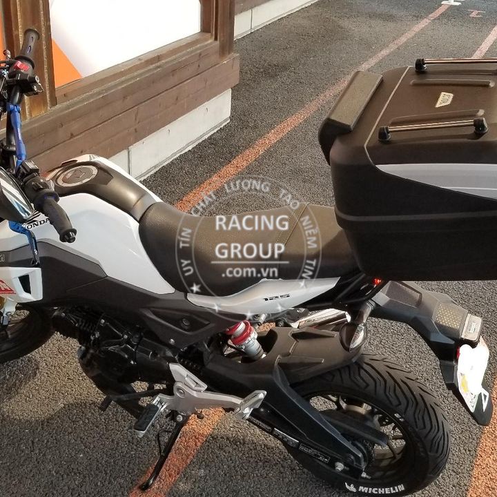 Thùng sau givi B32N-ADV 32 lít có lưới đựng tặng kèm đế hàng chính hãng bảo hành 2 năm