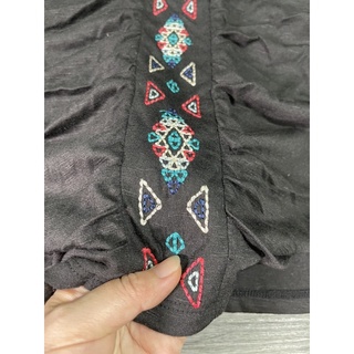 Áo Thun Cổ V Thêu XK