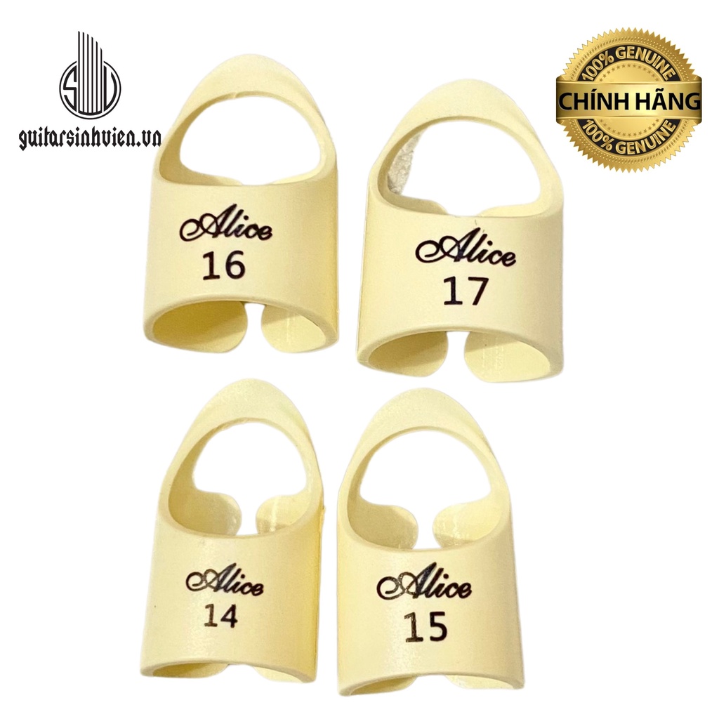 Móng đeo Alice gảy đàn guitar