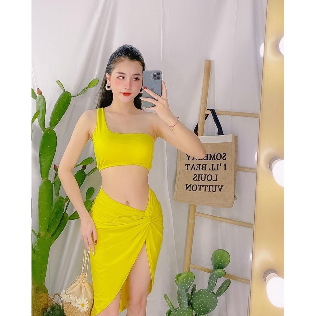 Set bikini kèm váy hot 2021 Ngọc Trinh đi biển, xoắn hông (kèm hình thật)