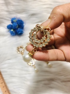 Cài áo nơ kèm hạt thả. KT 2 x 5cm
