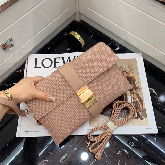 Clutch ví cầm tay bản to khoá vuông đơn giản sang chảnh