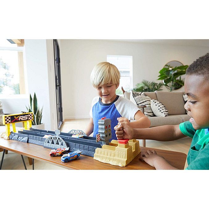 Bộ đường đua xe Disney Pixar Cars XRS Drag Racing Playset Lightning Mc Queen