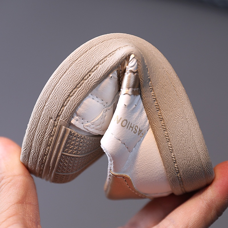 Giày trẻ em màu trắng mũi sò khóa dán lên chân xinh cực hàng quảng châu cho bé từ 2 tuổi.