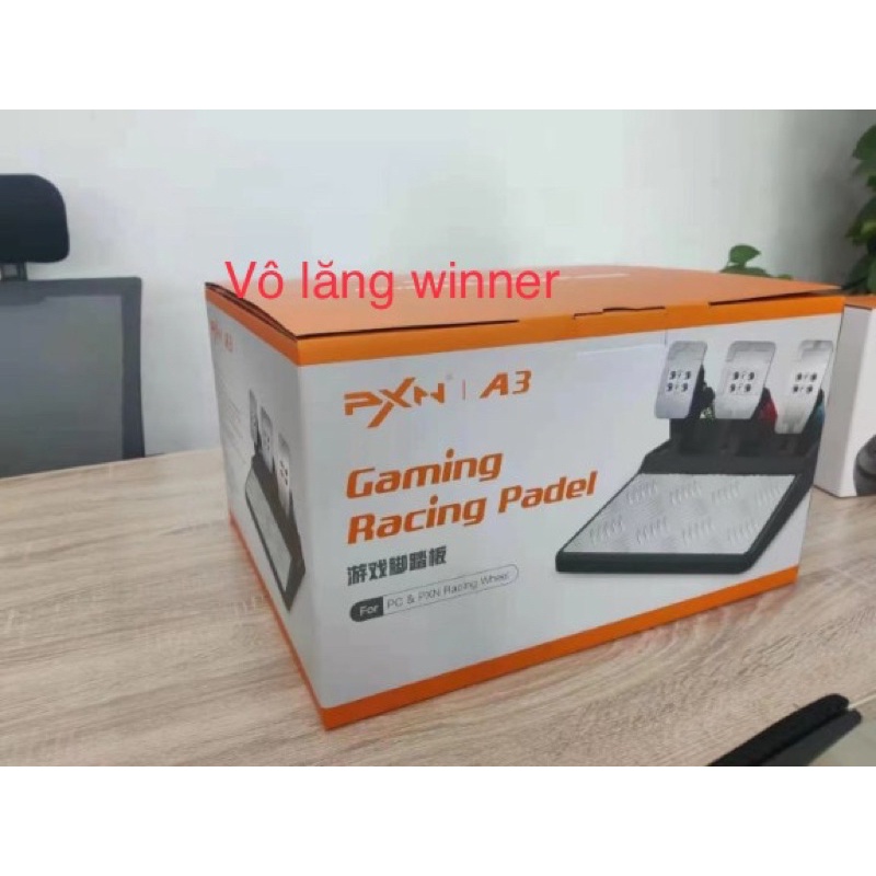 Bộ vô lăng chơi game đua xe PXN V10. bao gồm bàn đạp và cần số.