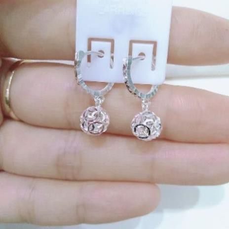 bông tai bạc hình cầu , chạm khắc kim tiền , tài lộc , may mắn , tiền tài , đều hội tụ trên sản phẩm này luôn ạ hihi