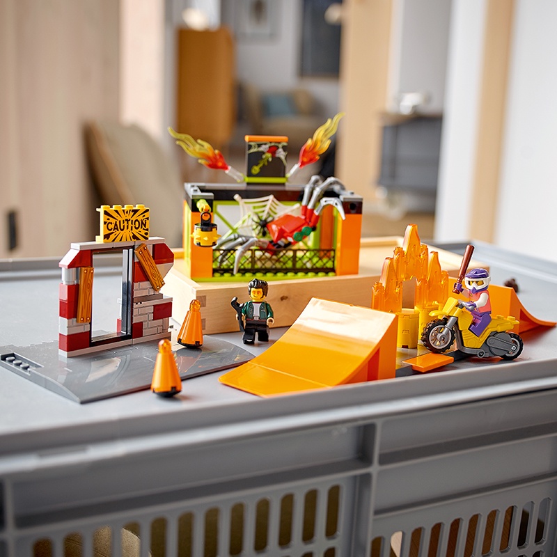 Đồ Chơi LEGO CITY Buổi Biểu Diễn Xe Đua Nhào Lộn 60293