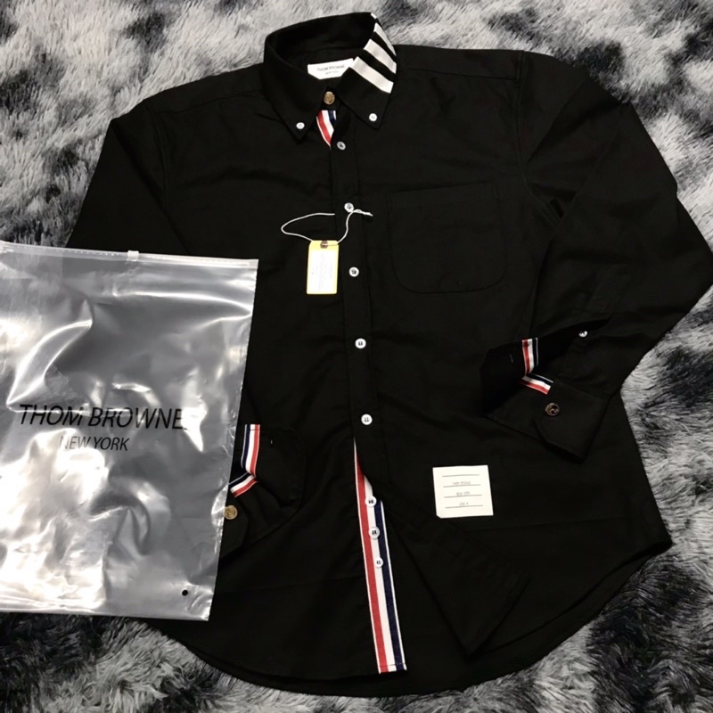 Sơ mi Thom browne đen, 4 sọc trắng trên cổ, nút vàng