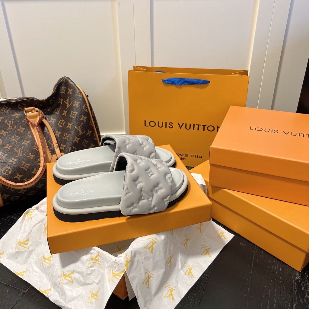 Dép Lười Đế Mềm Chống Trượt Dập Nổi Họa Tiết Daigou L & V Dành Cho Nam Nữ N1