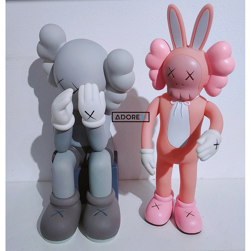 Tượng Kaws companion Passing Through