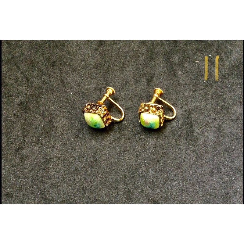 Khuyên tai xinh lấp lánh