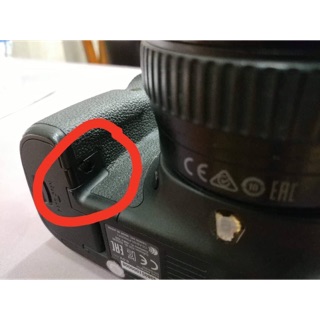 Cao su nhỏ dưới nắp pin canon 7D và 5D2