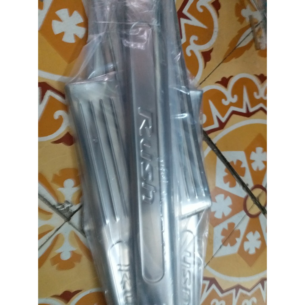 Bộ ốp bậc giẫm trong xe Toyota Rush dùng chung các form 2018-2021 - inox
