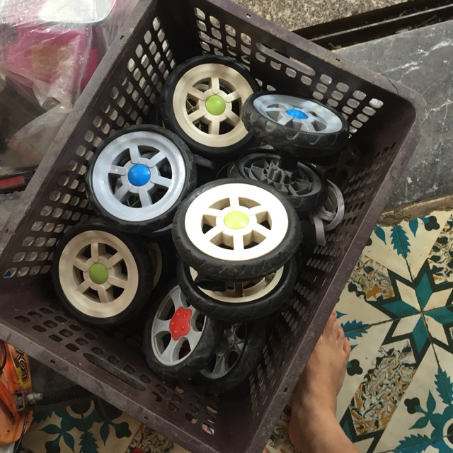 1 bánh xe đẩy to khỏe