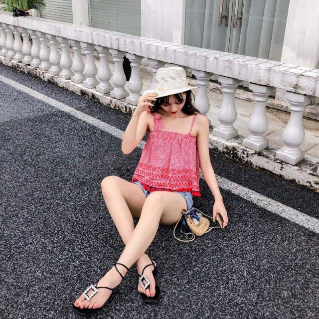 Áo hai dây kẻ ô tua rua