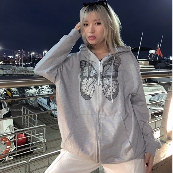 Áo khoác nữ form rộng hoạ tiết bươm bướm đính đá có mũ