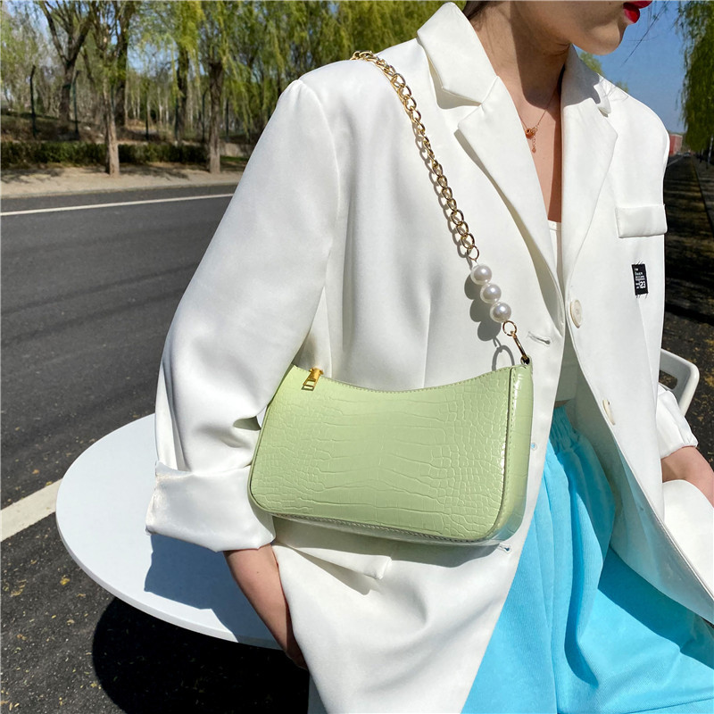 Túi đeo vai với quai xách đính ngọc trai phong cách xuân hè 2021 nữ tính