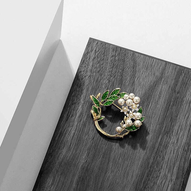 Ghim cài áo hình vòng hoa đính đá đơn giản sang trọng