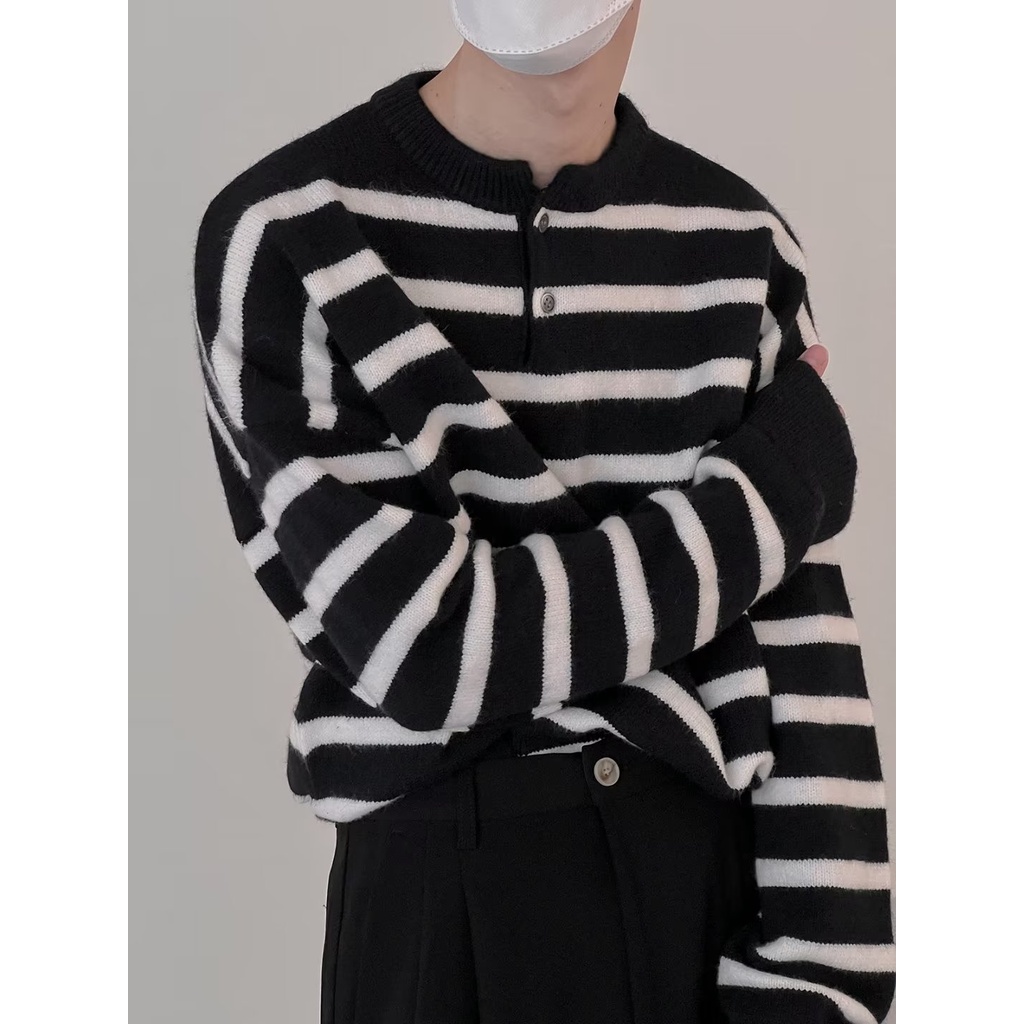 Áo Sweater Dệt Kim Cổ Tròn Kẻ Sọc Ngang Phối Nút Thời Trang Hàn Quốc Cho Nam Size M-2XL