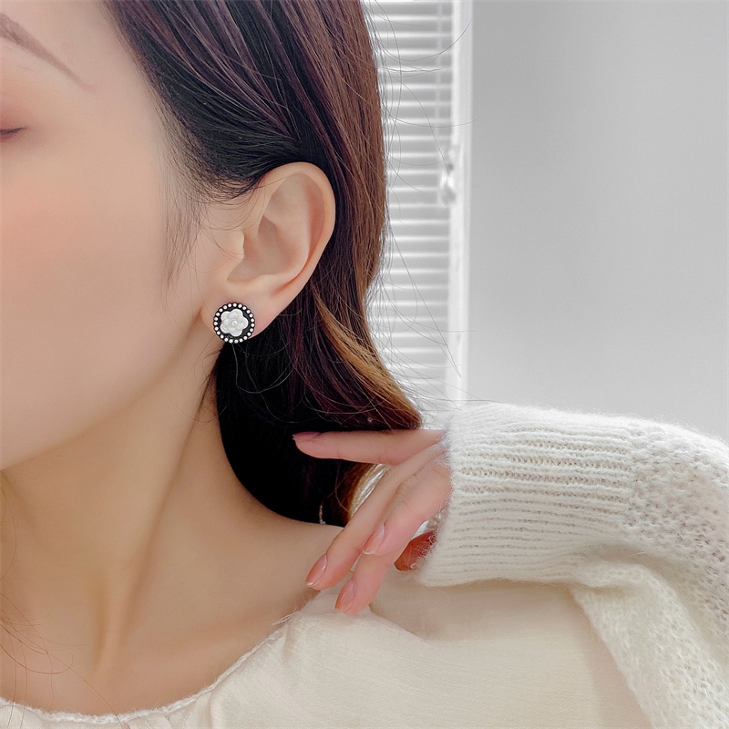 Khuyên tai kẹp không bấm lỗ chốt cố định K026 bằng hợp kim phủ màu hình bông hoa đính hạt trai dáng ngắn Leous