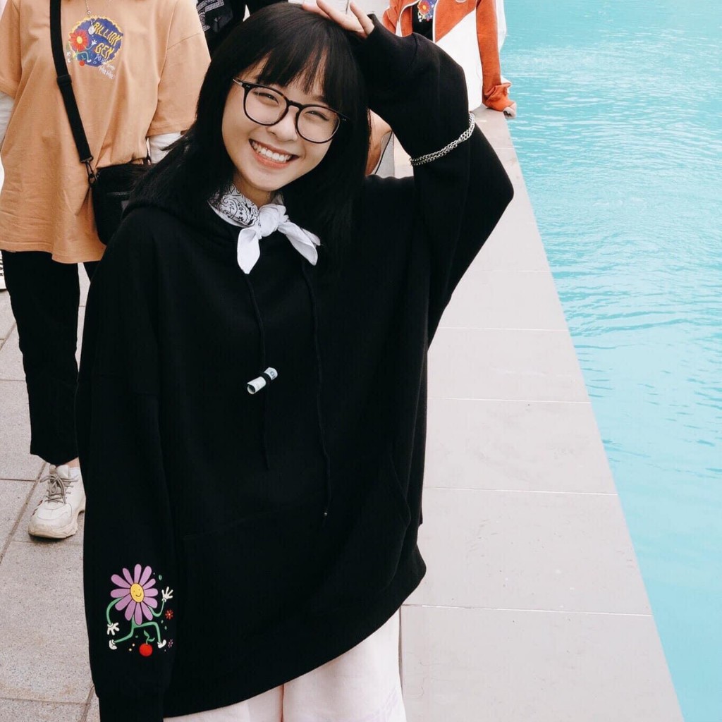 Áo Hoodie Nữ Black Floral Hoodie Billion Gen | BigBuy360 - bigbuy360.vn