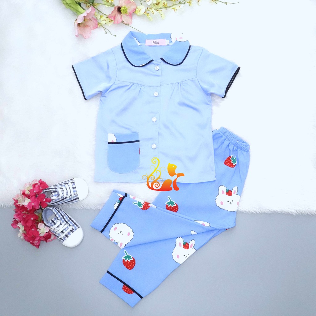 [Mã FAMAYFA2 giảm 10K đơn 50K] Đồ Pijama Satin Lụa Hàn &quot;Thỏ dâu đỏ&quot; Cổ Tròn Quần Dài Cho Bé - Từ 12kg - 42kg.