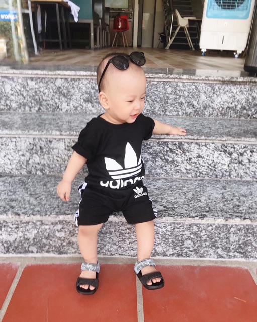 Bộ adidas kid ba lá đen bé trai