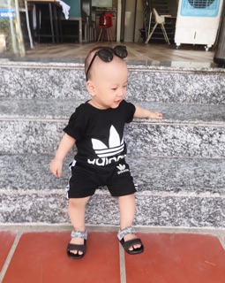 Bộ ba lá đen bé trai
