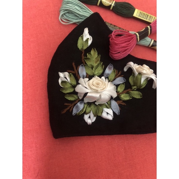 Khẩu trang thêu handmade