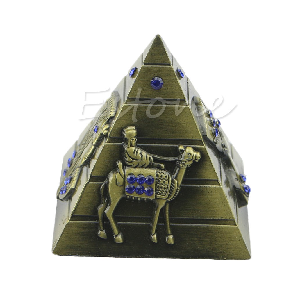 Mô hình kim tự tháp Ai Cập in hình lạc đà độc đáo