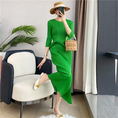 Bộ áo kèm chân váy xếp ly dáng ôm phong cách mùa xuân thời trang cho nữ