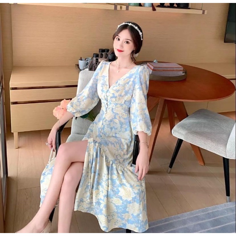 Oder váy hoa dài tay phồng , phía dưới xoè xẻ giữa màu nhẹ nhàng