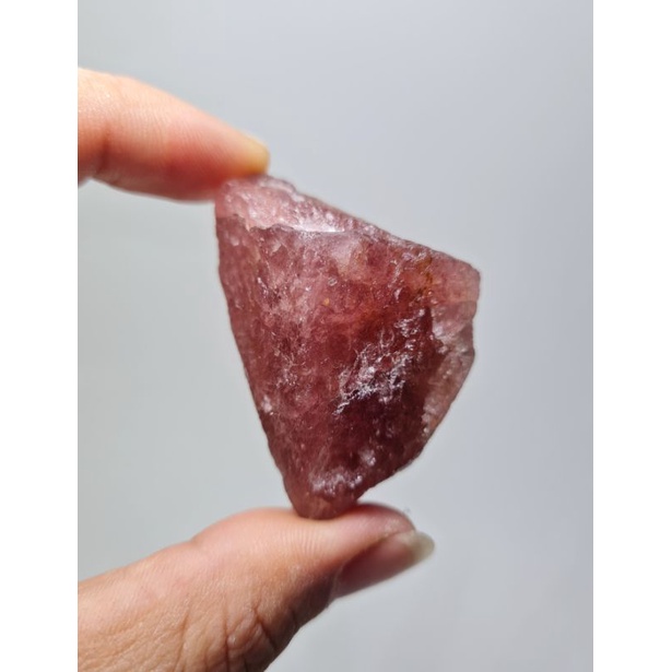 Strawberry quartz thô tự nhiên có 2 kích cỡ dùng cho bói bài Tarot, Reiki, Handmade, phong thủy...
