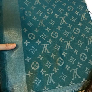 Khăn Lv xanh ánh nhũ trắng