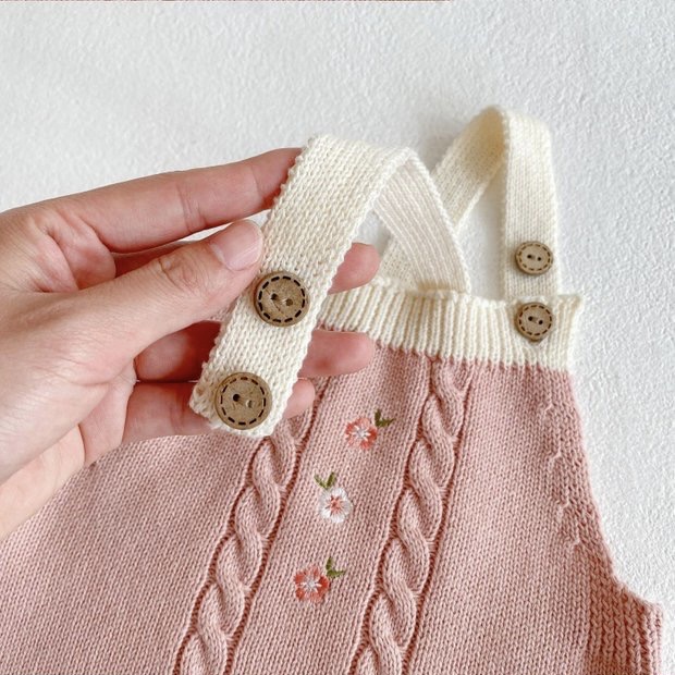 Yếm len hồng thêu hoa cài cúc gỗ dành cho bé gái (Ảnh thật)