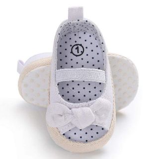 Sandal tập đi gắn nơ cho bé gái