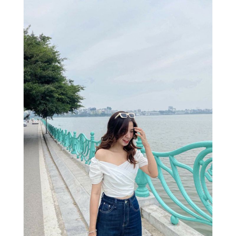 Áo croptop mặc được 2 kiểu trễ vai