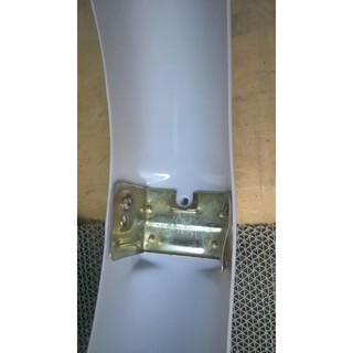 Dè nhựa sau + luôn cóc bắt biển số và đèn hậu honda 67-trắng ngà