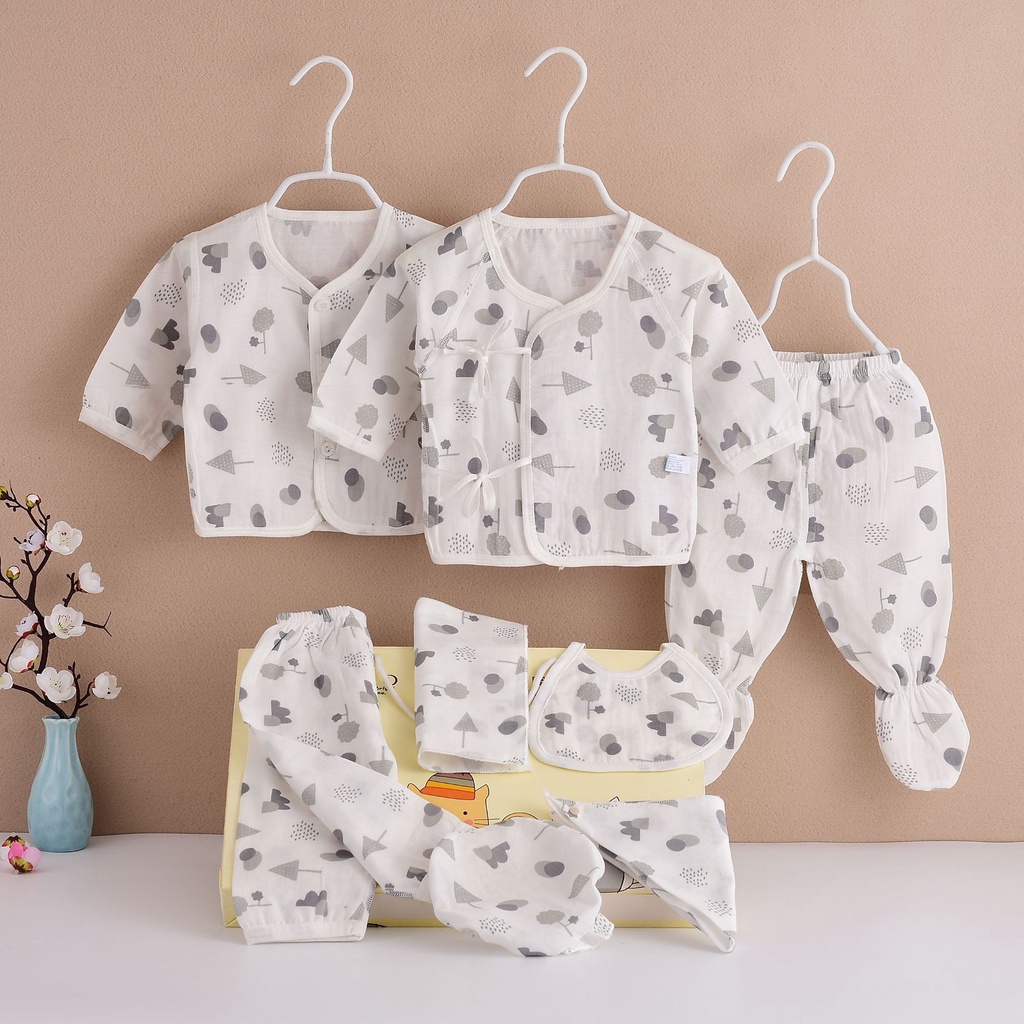 Hộp quà bao gồm set đồ sơ sinh dành làm quà tặng dễ thương cho bé