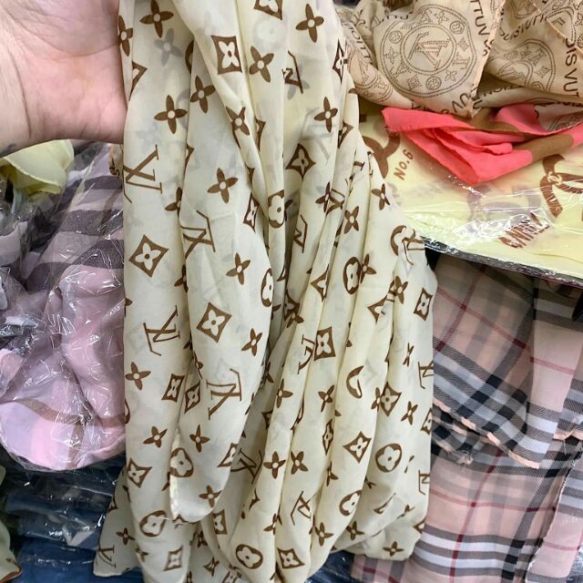 Chủ hàng bên TQ em quen có xưởng khăn cần cắt mẫu 1 lô hơn 2000 c khăn voan toàn mẫu các Hãng: C.hanel,G.ucci,BBR,